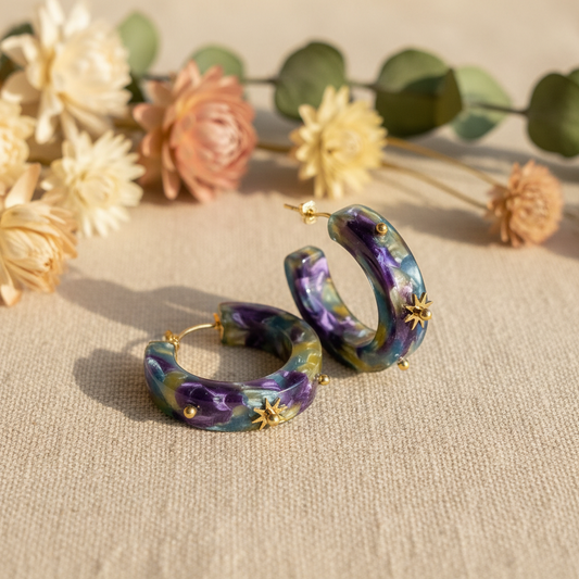 Boucles d'oreilles créoles IKITA en résine multicolore et détails dorés